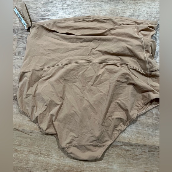 ✨SKIMS FITS EVERYBODY MATERNITY HIGH WAISTED BRIEF OCHRE XXS - Picture 2 of 5